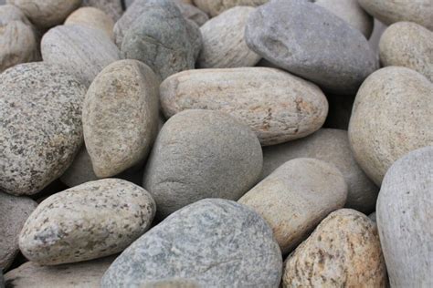 Percorsi e illuminazione con sassi di fiume