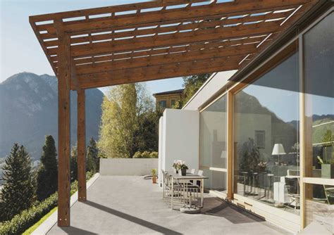 Pergola in legno addossata