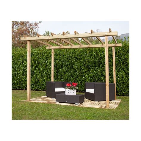 Pergola in legno in giardino