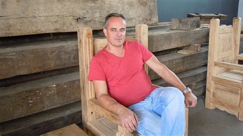 Petar Kutlic con legno vecchio