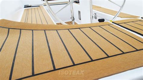 Ponte in teak sintetico su una barca