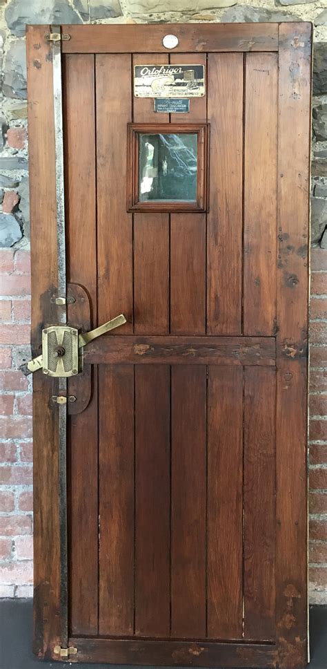 Porta in legno restaurata