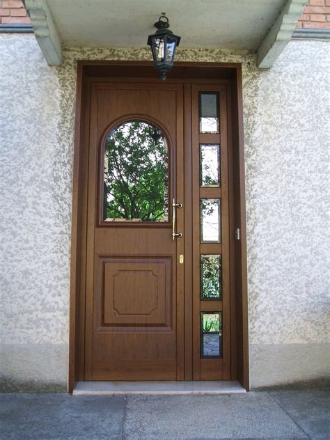 Porte esterne in legno, alluminio e PVC