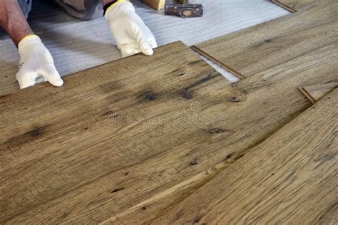 Posa di un pavimento in legno