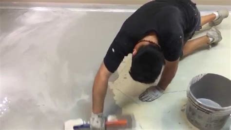 Posa di un pavimento in resina