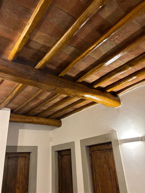 Preparazione delle travi in legno per il trattamento