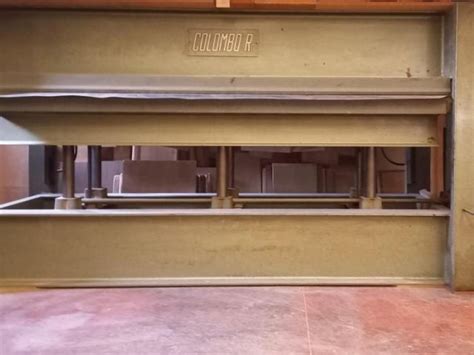Pressa a caldo per legno