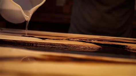 Processo di creazione di un tavolo in resina epossidica