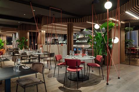 Ristorante in legno con design moderno