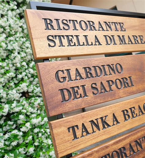 Segnaletica in legno per locali