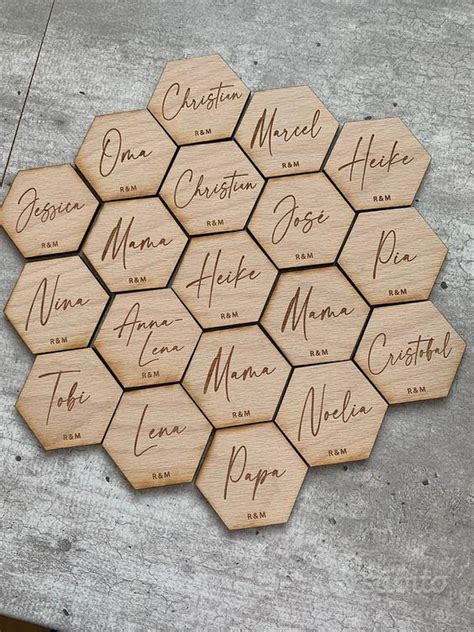 Segnatavolo matrimonio in legno con nomi incisi