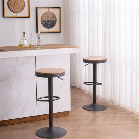 Sgabelli rotondi in legno per cucina