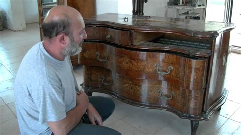 Smontaggio di un mobile antico