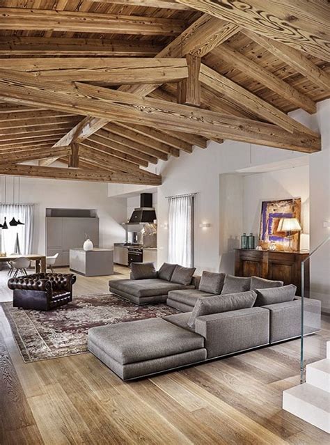 Soffitto con travi in legno a vista
