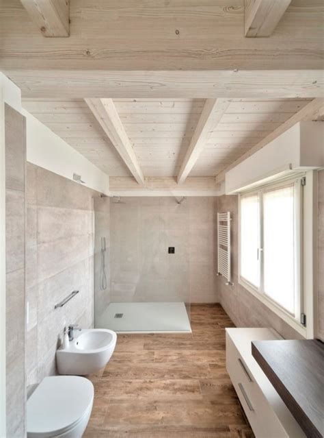 Soffitto in legno in bagno