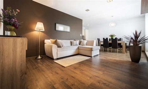 Soggiorno con pavimenti in legno marrone e pareti chiare