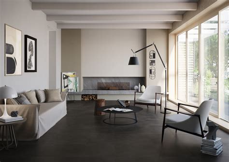 Soggiorno con pavimento laminato grigio e camino