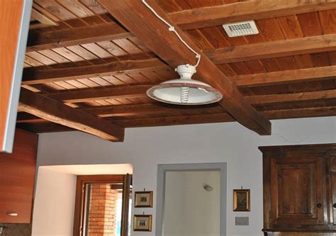 Soggiorno rustico con travi in legno