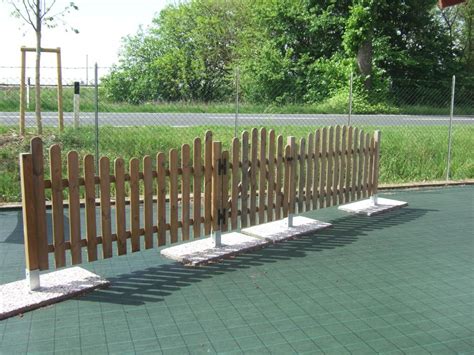 Staccionata bianca con porta rossa