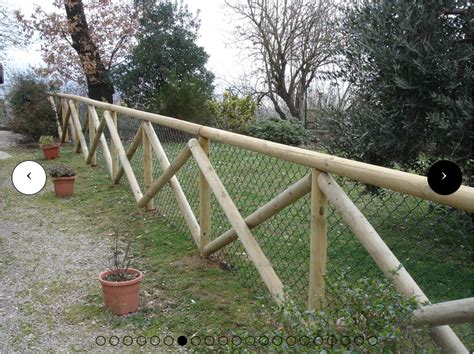 Staccionata in legno in un giardino