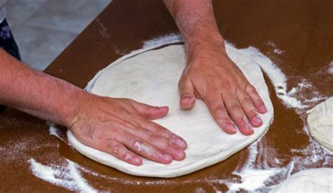 Stendere la pizza con le mani