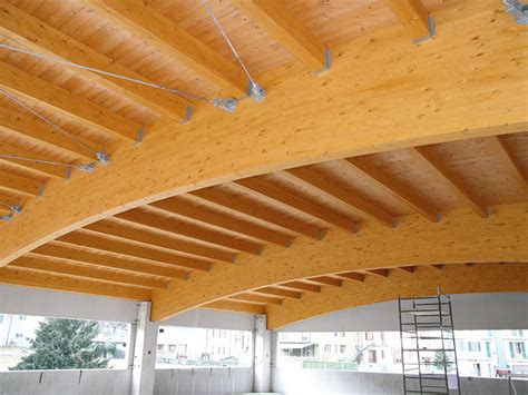 Struttura tetto in legno lamellare