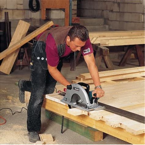 Taglio del legno con sega circolare