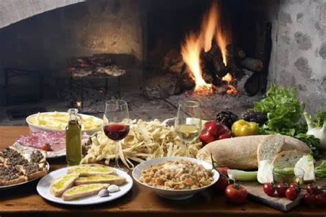 Tavola imbandita con prodotti tipici