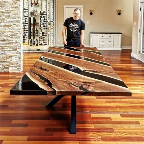 Tavolo fiume in legno e resina epossidica