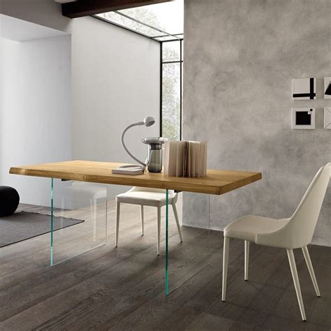Tavolo in legno con gambe in vetro