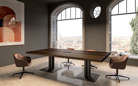 Tavolo in legno con piante in ufficio