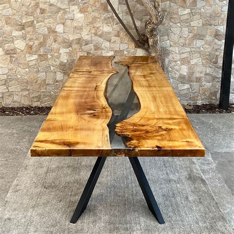 Tavolo in legno e resina fluorescente