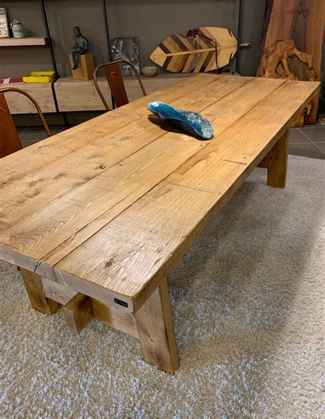 Tavolo in legno grezzo quadrato