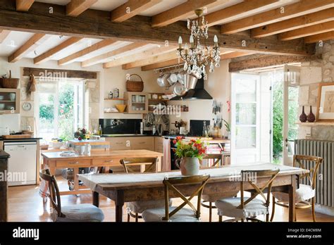 Tavolo in legno in una cucina tradizionale