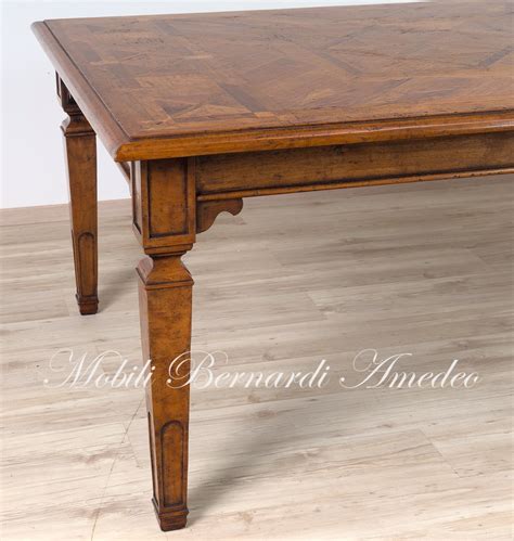 Tavolo in legno intarsiato