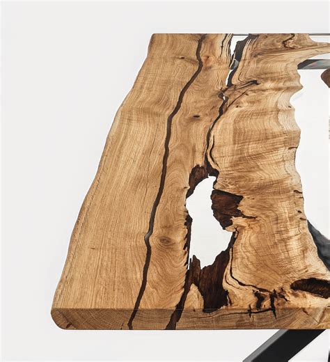 Tavolo in legno irregolare