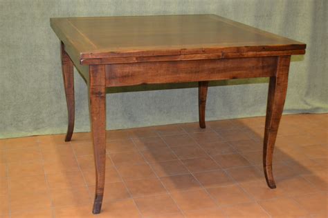 Tavolo in legno massello con gambe a sciabola