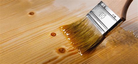 Tavolo in legno prima e dopo la verniciatura