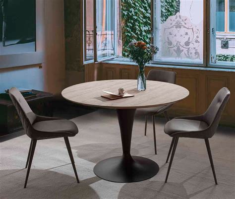 Tavolo in legno termotrattato in un ambiente moderno