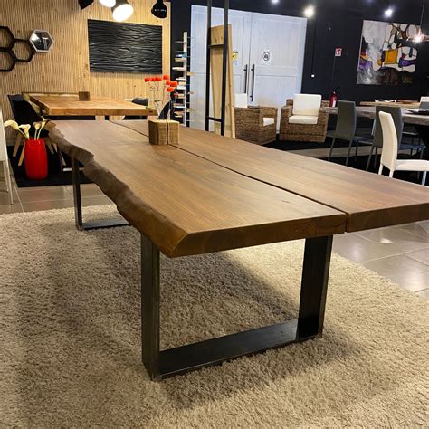 Tavolo in legno termotrattato in un ristorante