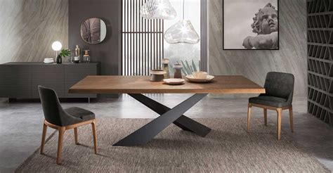 Tavolo moderno in legno