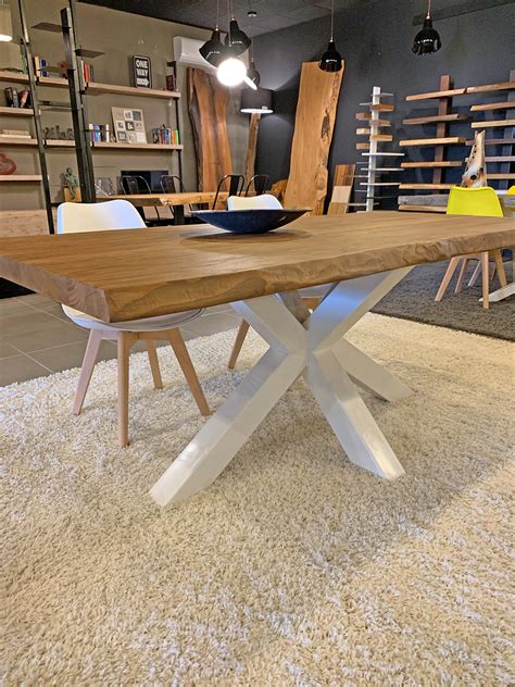 Tavolo moderno in legno massello