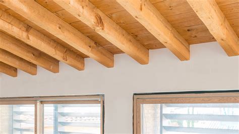 Tetto con travi in legno