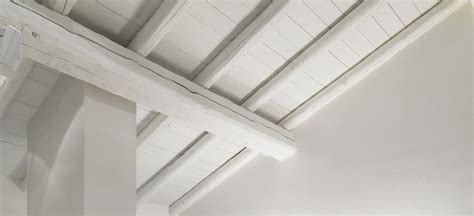 Tetto in legno bianco