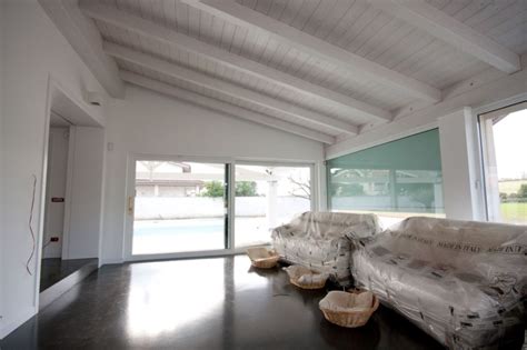 Tetto in legno lamellare bianco
