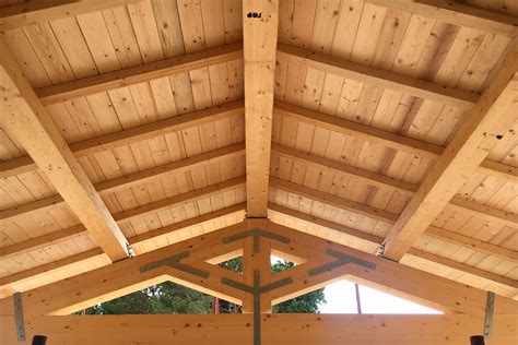Tetto in legno lamellare con linea vita