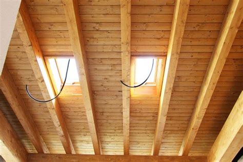 Tetto in legno lamellare con travi a vista per la terrazza