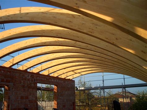 Tetto in legno lamellare curvo