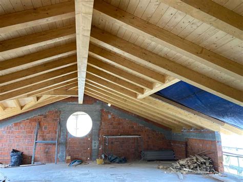 Tetto in legno lamellare in costruzione