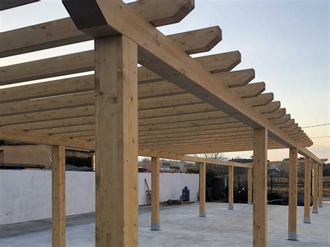 Tettoia in legno lamellare
